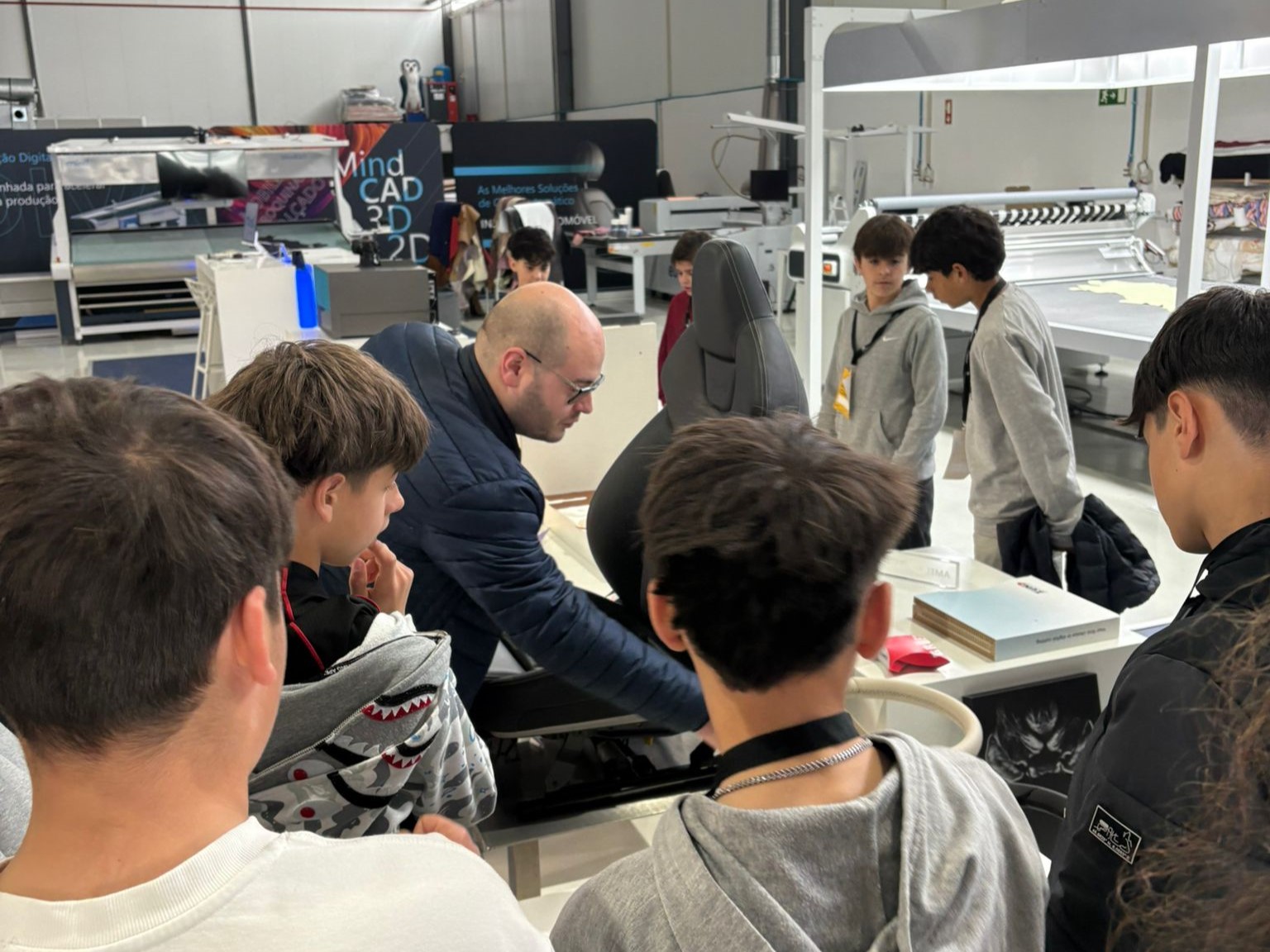 Alunos das Escolas de Paços de Brandão em experiência direta com o mundo tecnológico