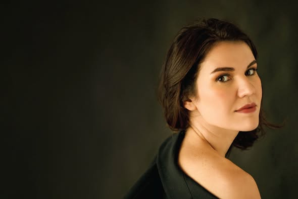 Soprano ucraniana Olga Kulchynska sobe ao palco do Europarque