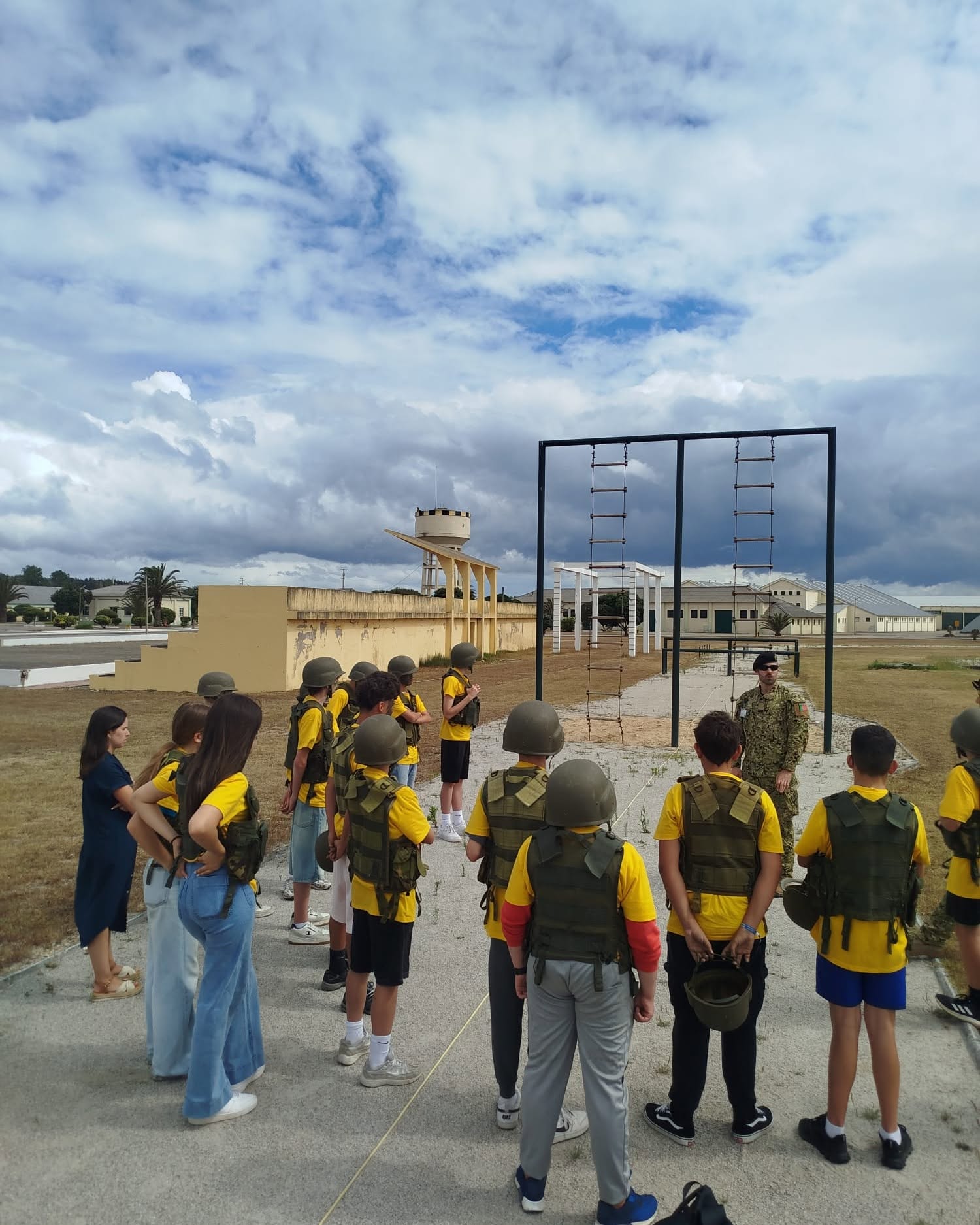 Estudantes do 8º ano conheceram o quotidiano e as competências do Exército