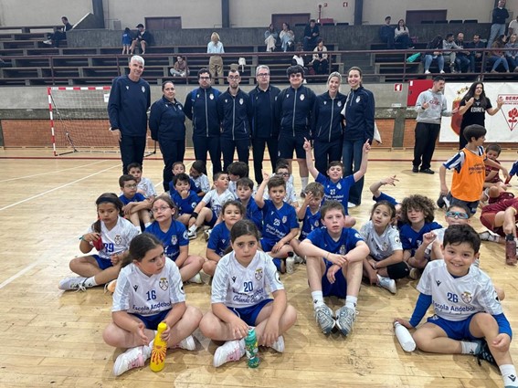 Escola Andebol Orlando Oliveira presente no Encontro de Manitas e Bambis