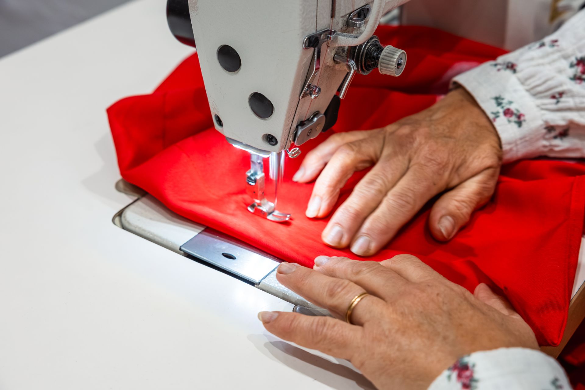 Viagem Medieval oferece 3500 pendões à cidade produzidos por microempresa têxtil
